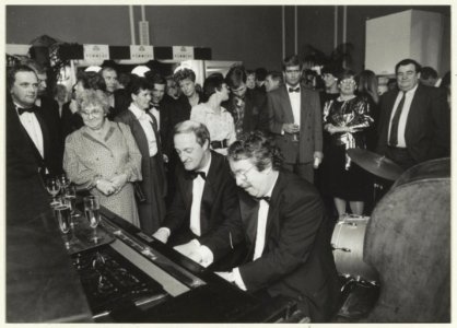 Pim Jacobs en Louis van Dijk aan de piano in het concertgebouw op het Festi-Ball, een gala feest van de voetbalclub F.C. Haarlem, NL-HlmNHA 54023725