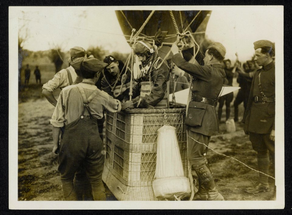 Pilot and observer in basket of kite balloon. Officer seeing parachutes are in o, Bestanddeelnr 158-1114