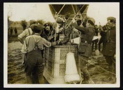 Pilot and observer in basket of kite balloon. Officer seeing parachutes are in o, Bestanddeelnr 158-1114