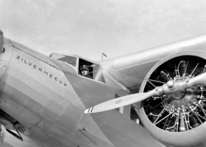 Piloot Willem Beekman in de cockpit van de Fokker F.XX PH-AIZ Zilvermeeuw, Bestanddeelnr 189-1353