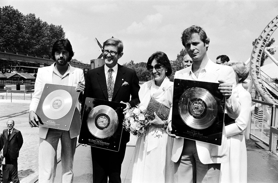 Pieter van Vollenhoven en Harry van Hoof met gouden platen prinses Margriet kij, Bestanddeelnr 930-3348