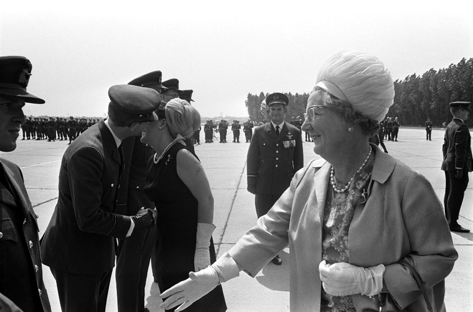 Pieter van Vollenhoven wordt beëdigd op Ypenburg. Prinses Margriet feliciteert h, Bestanddeelnr 921-4801