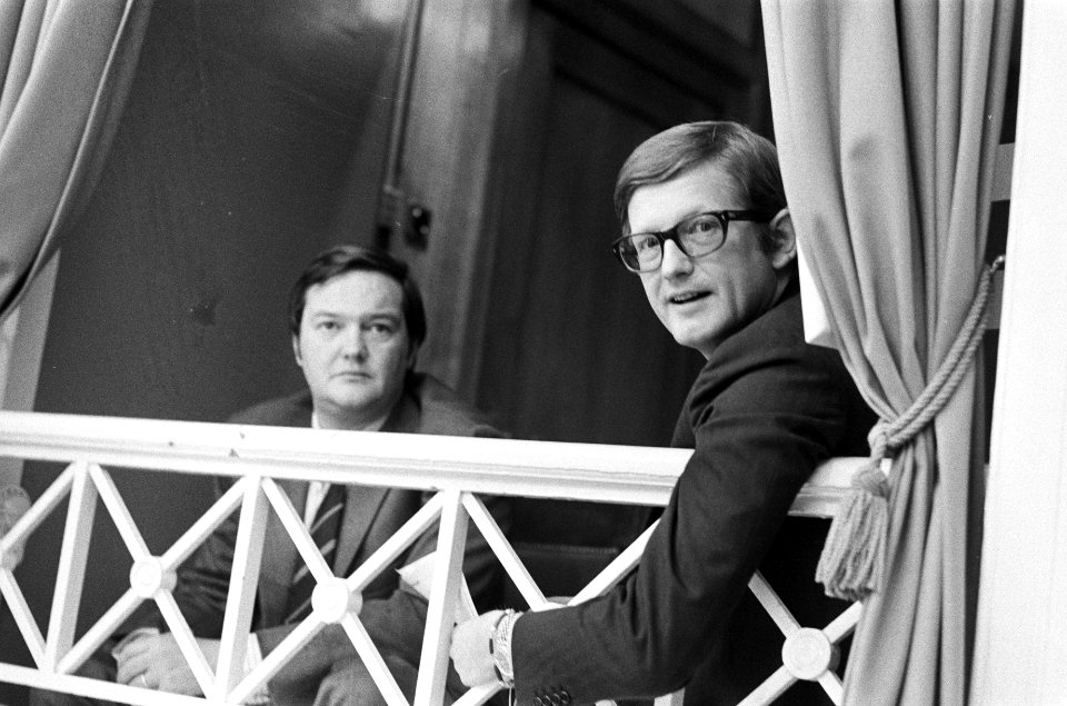 Pieter van Vollenhoven (rechts), directeur van de Stichting Autokeuring, in de l, Bestanddeelnr 927-9503