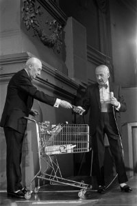 Piet Muyselaar (links) en Willy Walden (rechts) tijdens hun optreden, Bestanddeelnr 923-4355