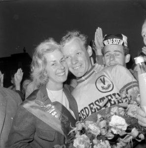 Piet Tesselaar winnaar Ronde van het IJsselmeer, hier met tourmiss Ria Verda, Bestanddeelnr 918-1964