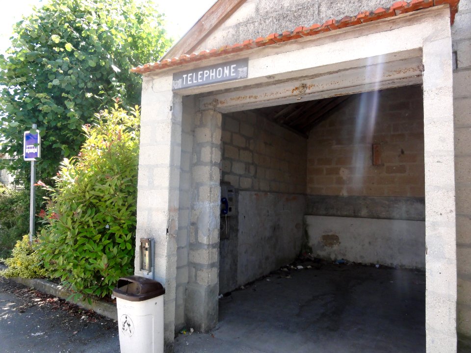 Pignicourt (Aisne) abri-bus avec téléphone public