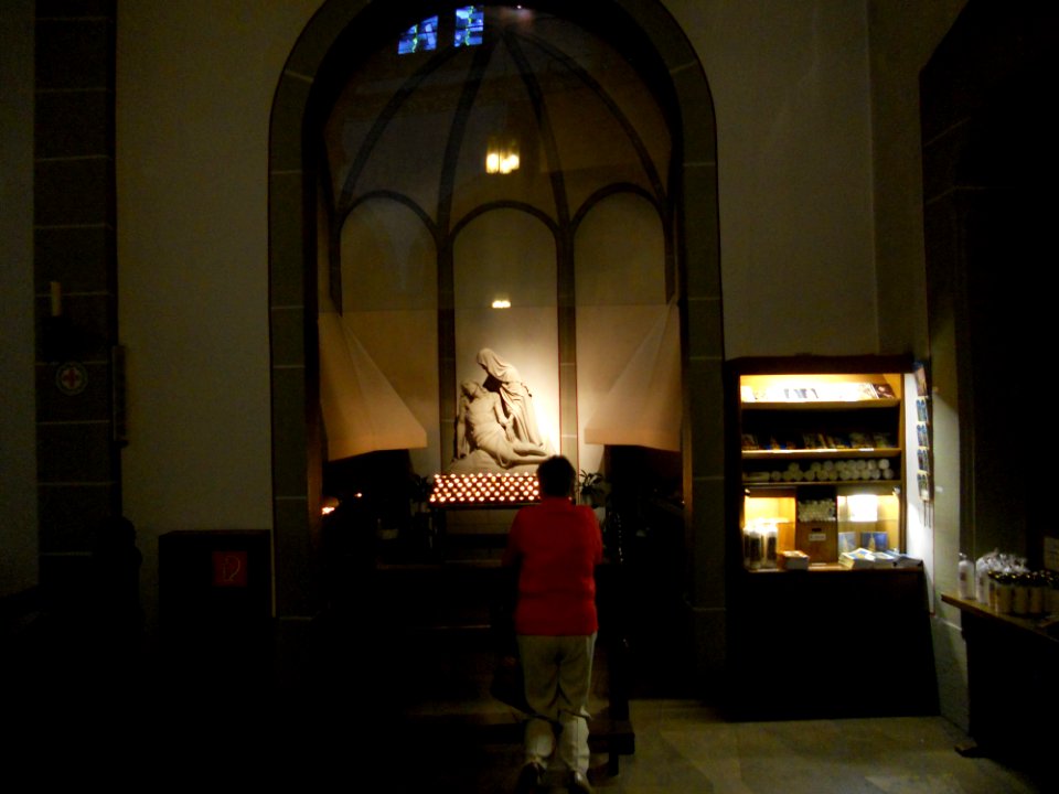 Pieta mit Kerzen