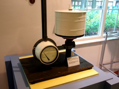 Piekoverdrukmeter en grondnulbepaler van de Organisatie Bescherming Bevolking, Geniemuseum Vught, foto 1