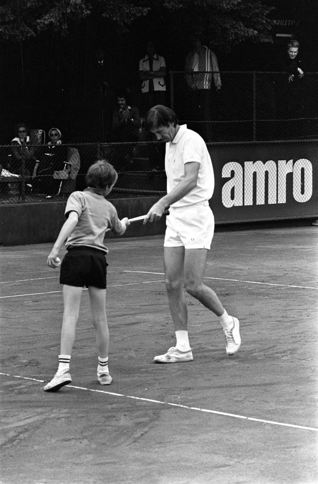Pilic (Joeg) krijgt zijn racket terug van een ballenjongen, Bestanddeelnr 928-0489