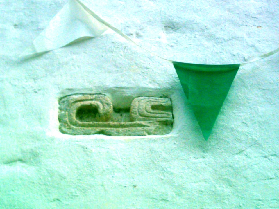 Piedras con glifos en la iglesia de Chablekal, Yucatán (05)