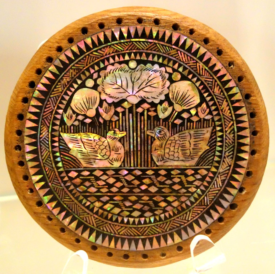 Pillow-end plaque with Mandarin ducks (marital harmony), 2 of 2 , Korea, Joseon dynasty, 18th century, wood inlaid with mother of pearl - Royal Ontario Museum - DSC04310