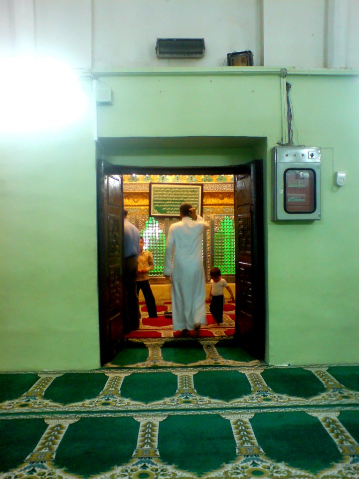 Pilgrimes to Al-Mahruq Mosque 1