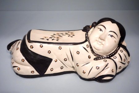 Pillow in the form of a reclining girl, Northern China, Jin dynasty, 1115-1234 AD, Cizhou ware, high-fired ceramic with overglaze polychrome - Asian Art Museum of San Francisco - DSC01638