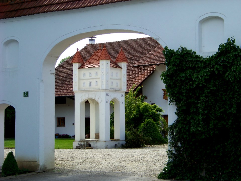 Pilsting-Mögling-3-Toreinfahrt-Taubenhaus
