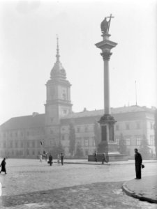 Pilsudski plein met het presidentieel paleis en de aan koning Sigismund III gewi, Bestanddeelnr 252-1538