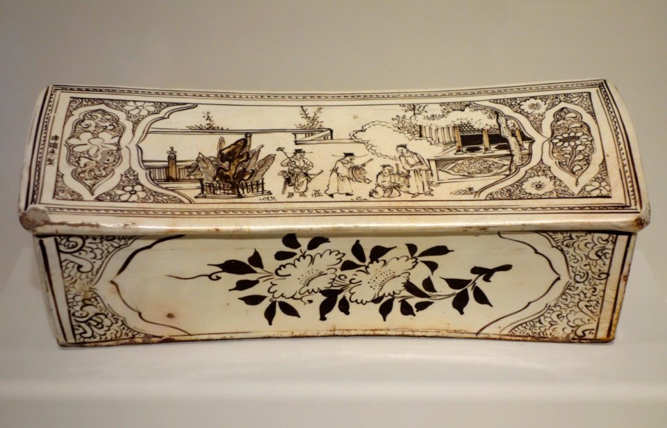 Pillow with scenes from popular drama, Cizhou ware, China, Yuan dynasty, late 13th century, stoneware - Cincinnati Art Museum - DSC03195