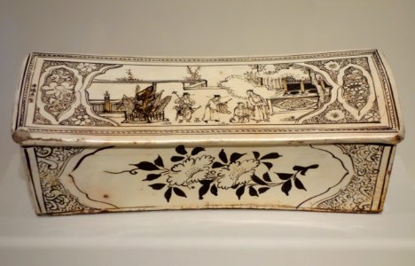 Pillow with scenes from popular drama, Cizhou ware, China, Yuan dynasty, late 13th century, stoneware - Cincinnati Art Museum - DSC03195