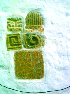 Piedras con glifos en la iglesia de Chablekal, Yucatán (10)