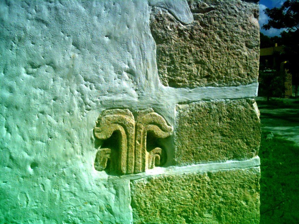 Piedras con glifos en la iglesia de Chablekal, Yucatán (03)