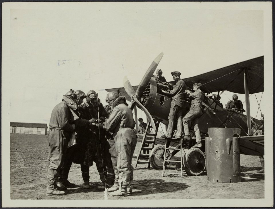 Pilots discussing their orders while a battle plane is being prepared, Bestanddeelnr 158-1637