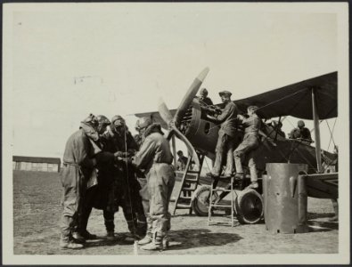 Pilots discussing their orders while a battle plane is being prepared, Bestanddeelnr 158-1637