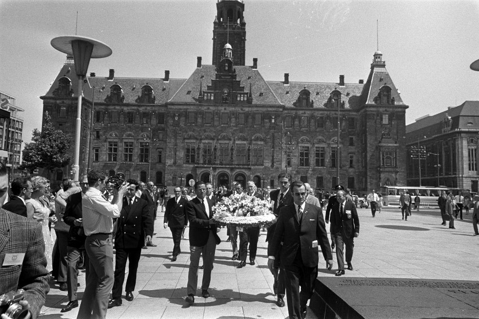 Piloten houden de krans op, Bestanddeelnr 922-5988