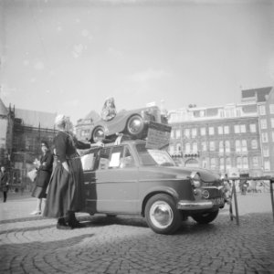 Pietje Zeeman uit Marken in de wagen, Bestanddeelnr 912-2624