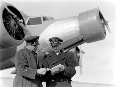 Piloten met rechts Willem Beekman bij de Fokker F.XX PH-AIZ Zilvermeeuw, Bestanddeelnr 189-1258
