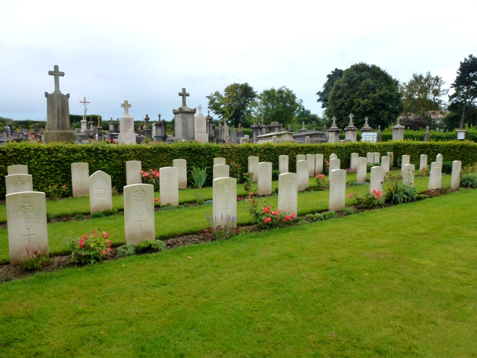 Pihen-lès-Guînes (Pas-de-Calais) Pihen War cemetery (03)