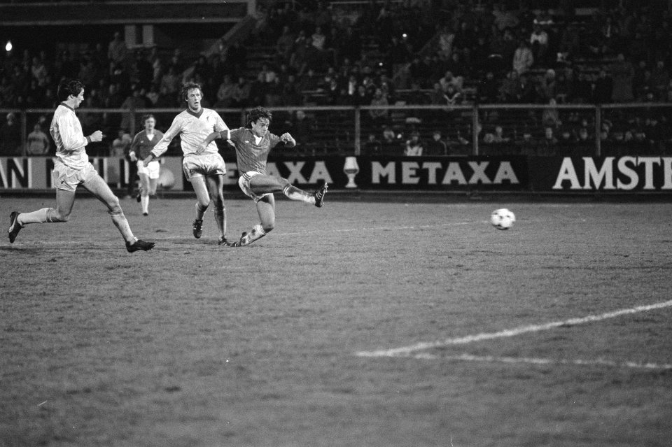 Pier Tol (rechts) van AZ'67 scoort 2-2, Bestanddeelnr 931-7559