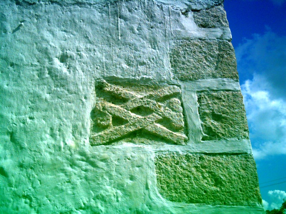 Piedras con glifos en la iglesia de Chablekal, Yucatán (02)