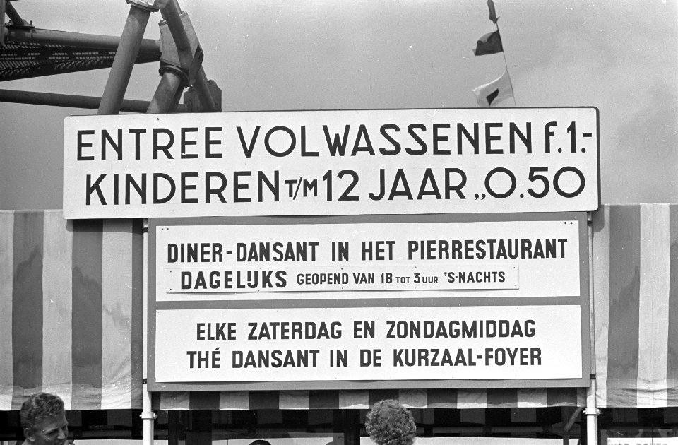 Pierprijs Scheveningen omlaag, beslist Minister Andriessen bord boven de kassa m, Bestanddeelnr 916-7577