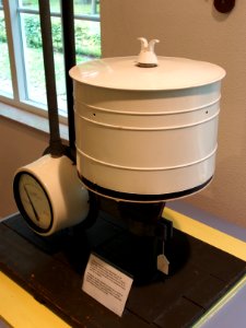 Piekoverdrukmeter en grondnulbepaler van de Organisatie Bescherming Bevolking, Geniemuseum Vught, foto 2