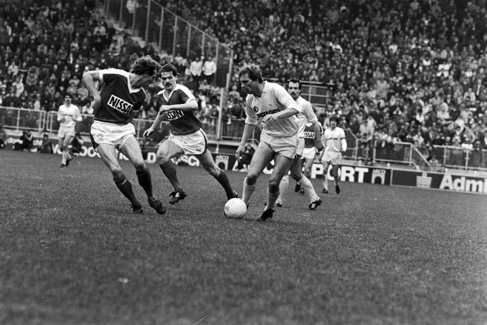 Pierre Vermeulen (r) van Feyenoord in duel met Gerard Tervoort (l) en Jan Wouter, Bestanddeelnr 932-5461