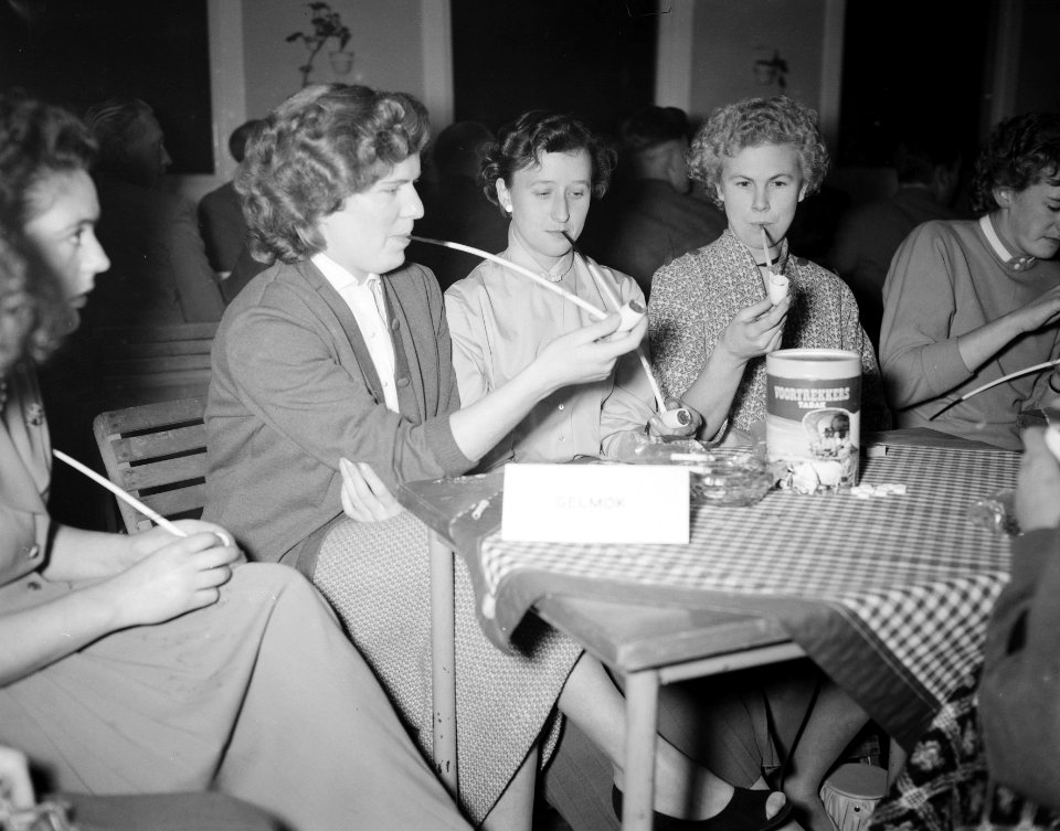 Pijprookwedstrijden voor dames en heren in Assen, Bestanddeelnr 909-1267