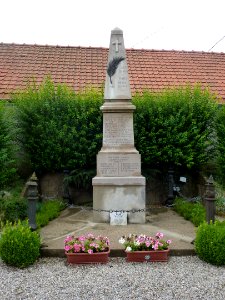Pihen-lès-Guînes (Pas-de-Calais) monument aux morts
