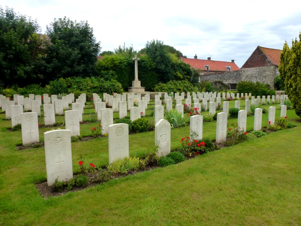Pihen-lès-Guînes (Pas-de-Calais) Pihen War cemetery (01)