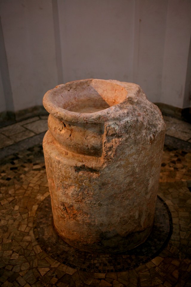 Pietrasanta particolare battistero San Vincenzo in Prato, Milano
