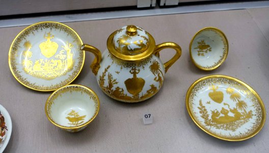Pieces from a tea service, Meissen, Augsburg, c. 1725-1730, porcelain, gold decoration - Germanisches Nationalmuseum - Nuremberg, Germany - DSC02632
