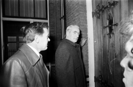 Pieter Menten in Huis van Bewaring voorgeleid Officier van Justitie Haberbrehl , Bestanddeelnr 928-9558
