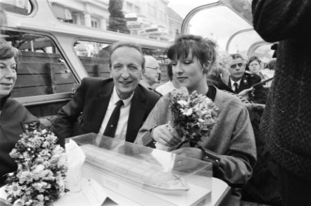 Pierre Janssen met dochter Evelyne in naar hem genoemde Museumschool die zojui, Bestanddeelnr 933-9757