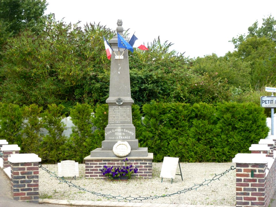 Pihem (Pas-de-Calais, Fr) monument aux morts