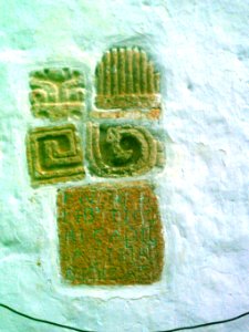 Piedras con glifos en la iglesia de Chablekal, Yucatán (09)