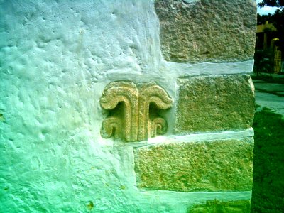 Piedras con glifos en la iglesia de Chablekal, Yucatán (04)