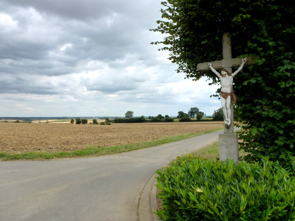 Pihem (Pas-de-Calais, Fr) paysage avec croix de chemin