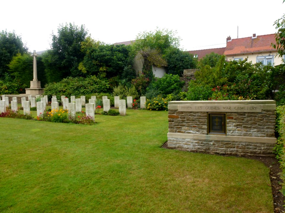 Pihen-lès-Guînes (Pas-de-Calais) Pihen War cemetery (02)
