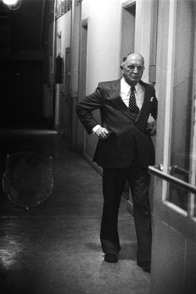 Pieter Menten in Huis van Bewaring voorgeleid verdediger mr Simon in de gang, Bestanddeelnr 928-9562