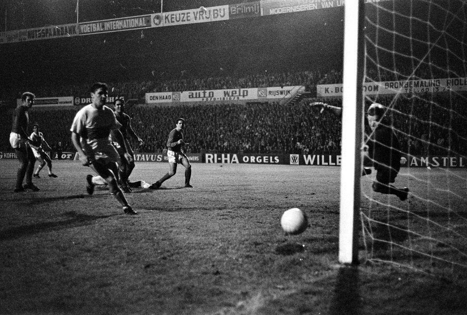 Piet Giessen (links) scoort voor ADO, rechts keeper Hodschar, Bestanddeelnr 921-6949
