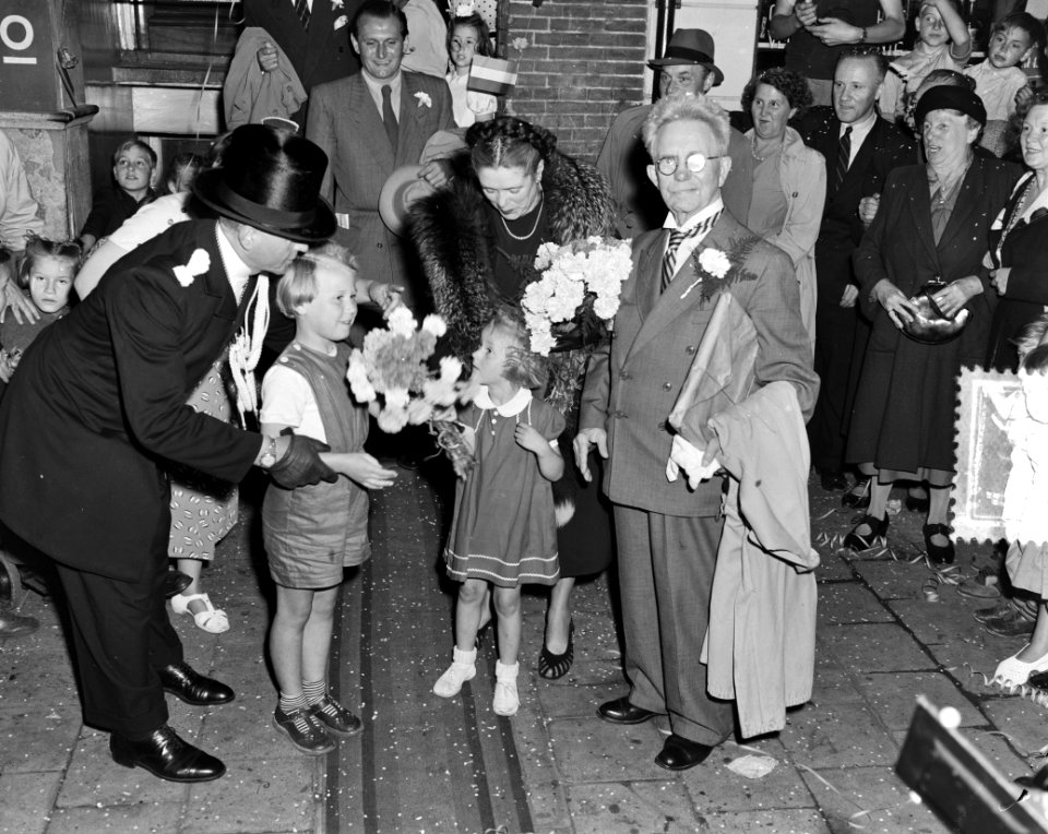 Piet Köhler. 60-jarig.Jubileum. Met kinderen bij zijn woning in de Hemonystraat, Bestanddeelnr 904-7019