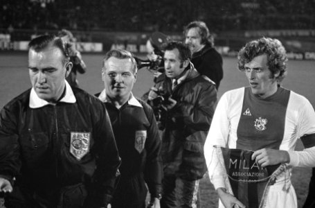 Piet Keizer met clubvaantje van AC Milaan, naast hem arbiters en fotografen, Bestanddeelnr 926-9469